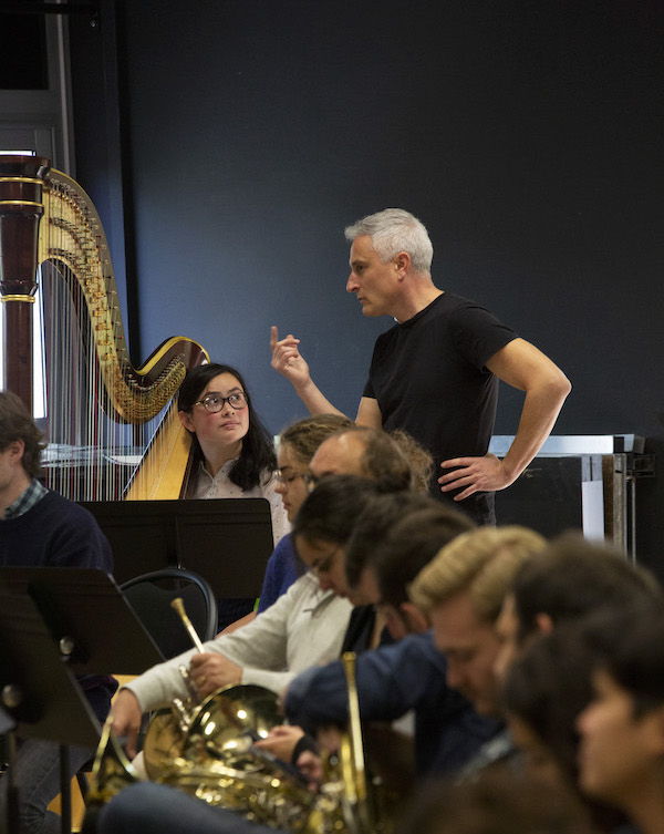 Avant/après : notre mission est de transformer les espaces encombrés en lieux propres et ordonnés, en réemployant et recyclant les objets.