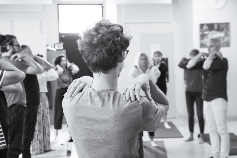 Avant/après : notre mission est de transformer les espaces encombrés en lieux propres et ordonnés, en réemployant et recyclant les objets.