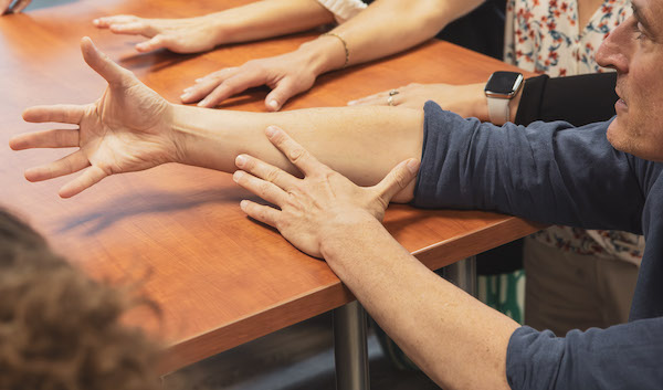 Avant/après : notre mission est de transformer les espaces encombrés en lieux propres et ordonnés, en réemployant et recyclant les objets.
