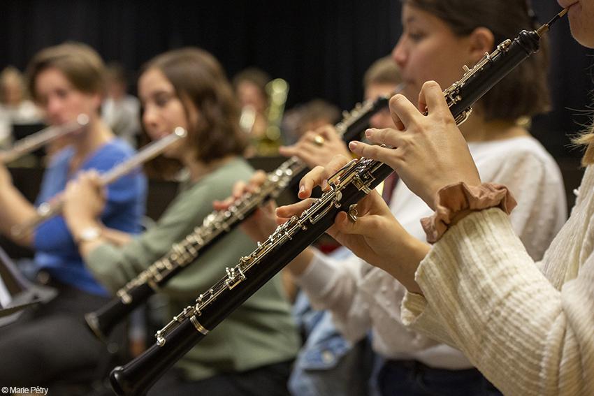 Douleurs, tendinites sont fréquentes chez les musiciens. Des solutions existent.